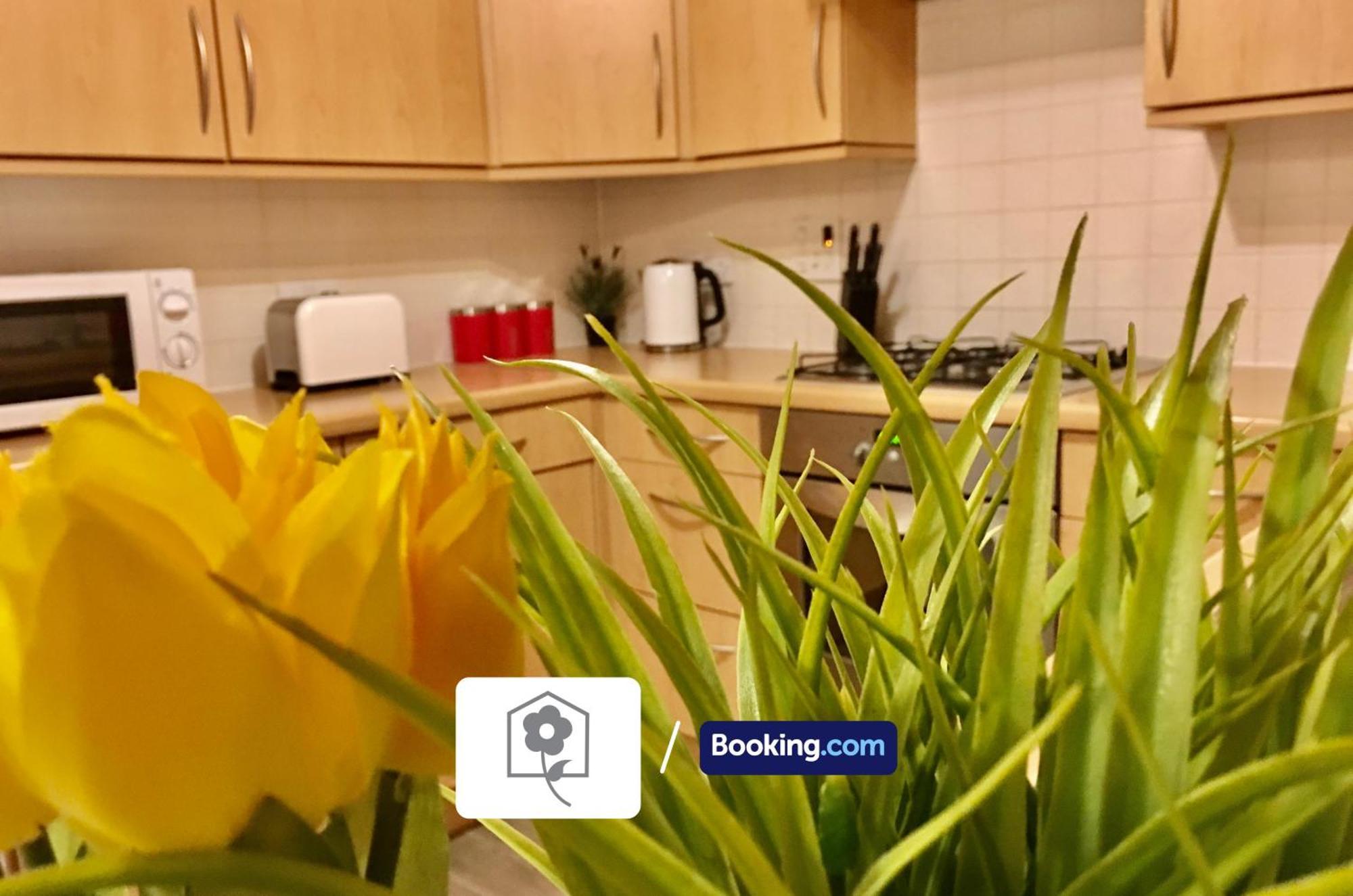 Eastleigh House: Your Solutions Near Airport Holiday home
