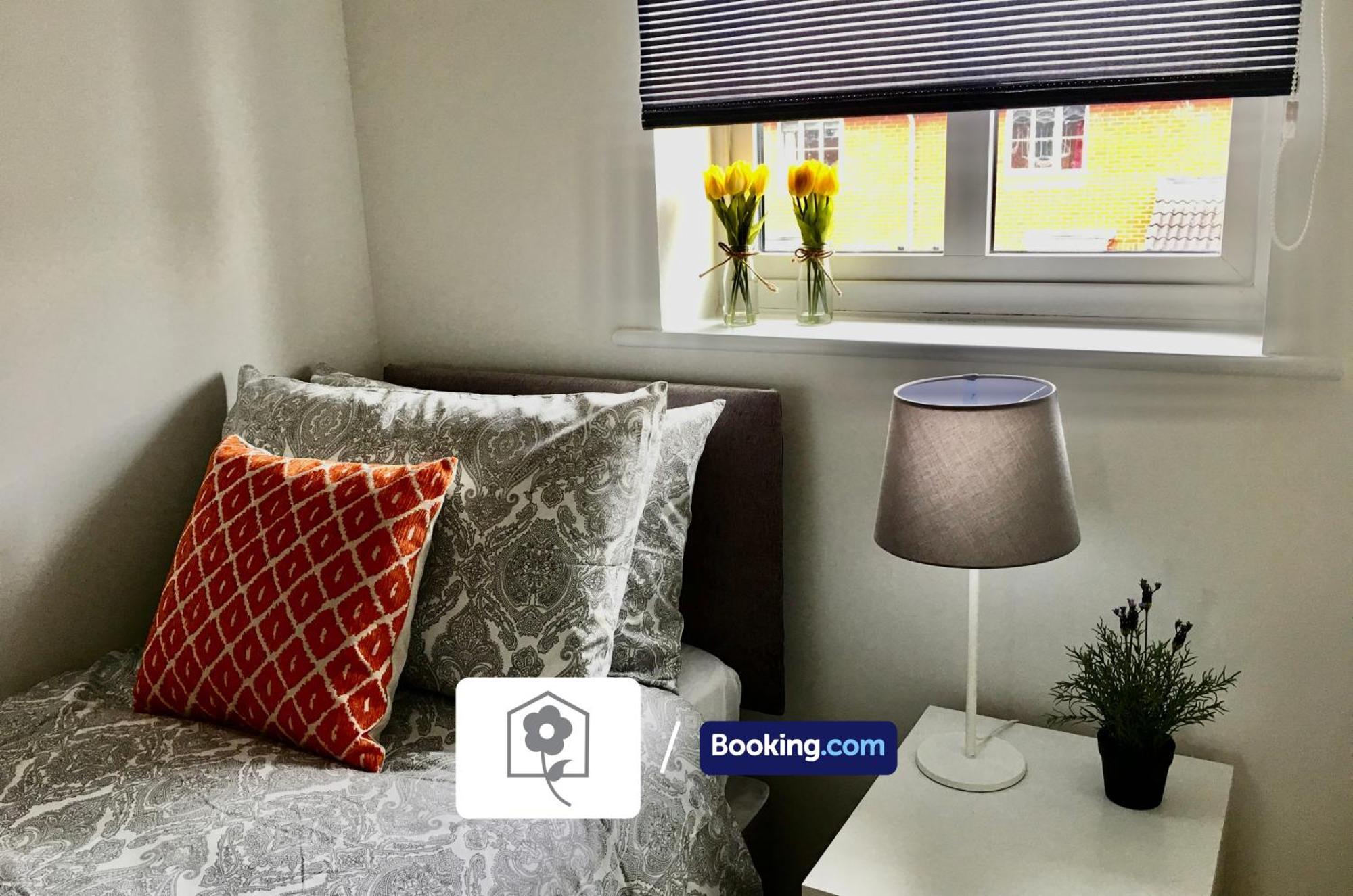 Eastleigh House: Your Solutions Near Airport Holiday home Southampton