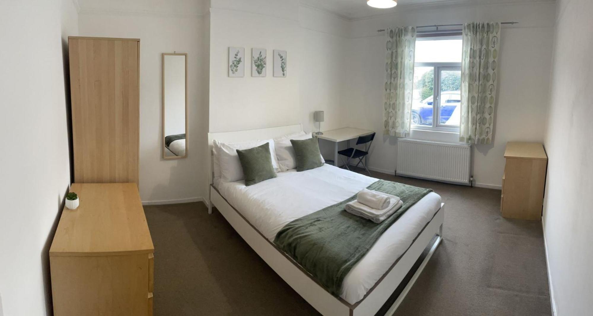 The Anglesea - 8 Bedroom With Parking Apartment *