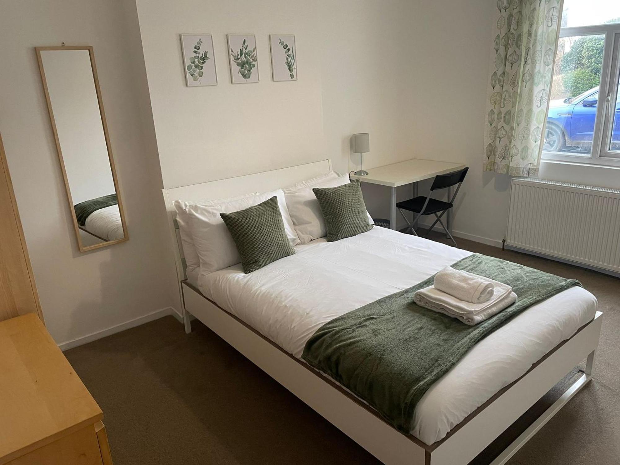The Anglesea - 8 Bedroom With Parking