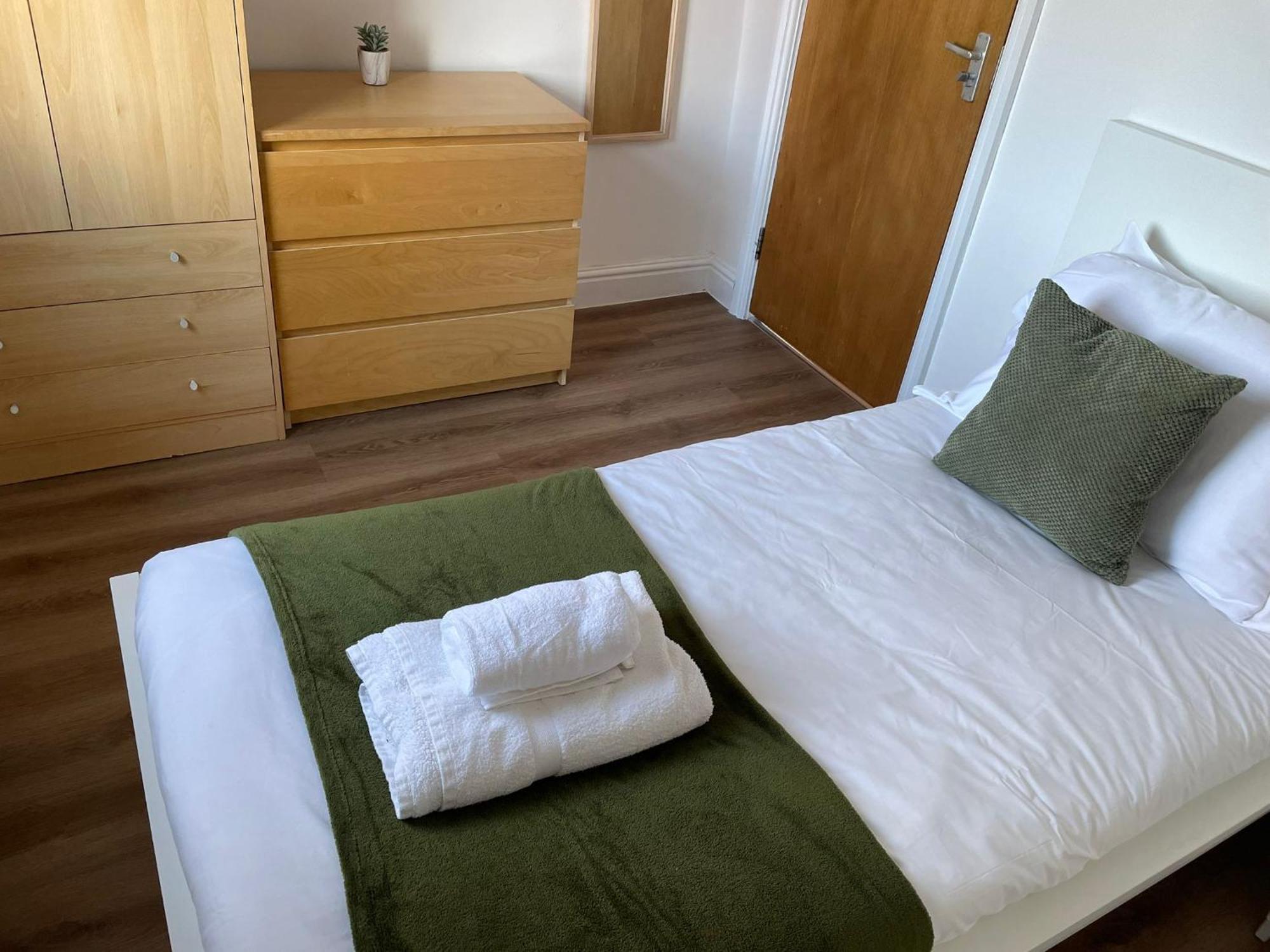 The Anglesea - 8 Bedroom With Parking