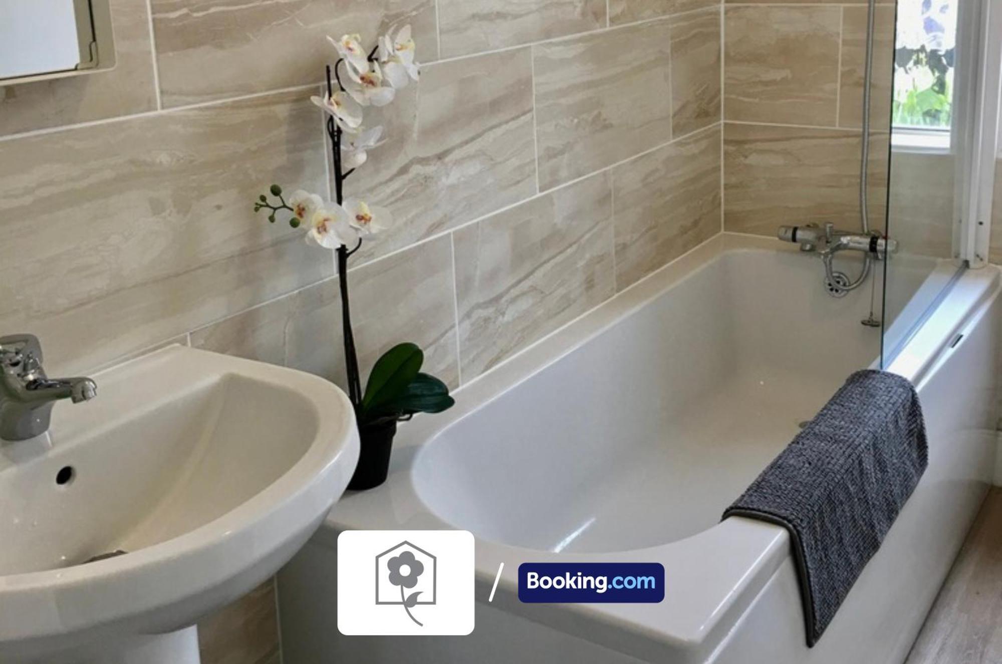 Netley Village Apartment: Serviced With Free Wi-fi In Apartment Southampton