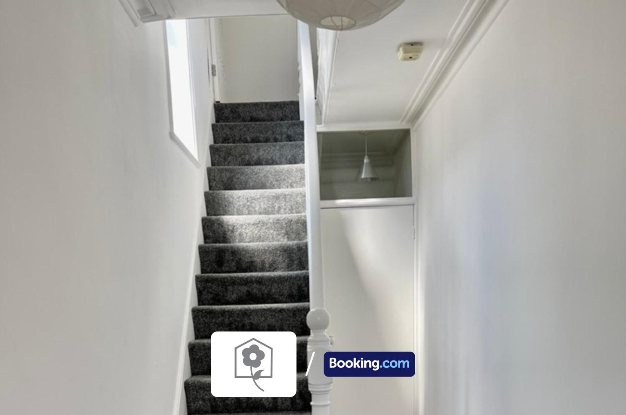 Apartment Netley Village Apartment: Serviced With Free Wi-fi In *