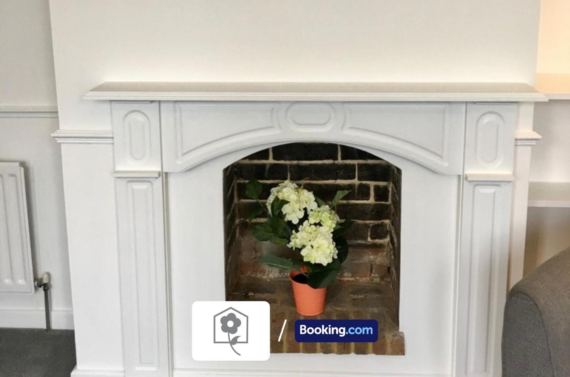 Netley Village Apartment: Serviced With Free Wi-fi In *