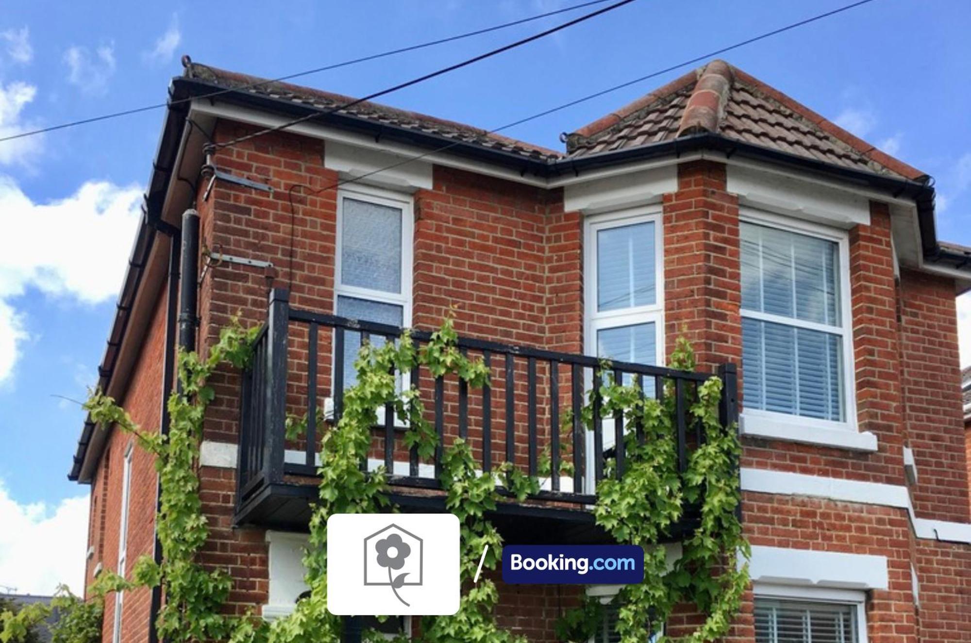 Netley Village Apartment: Serviced With Free Wi-fi In