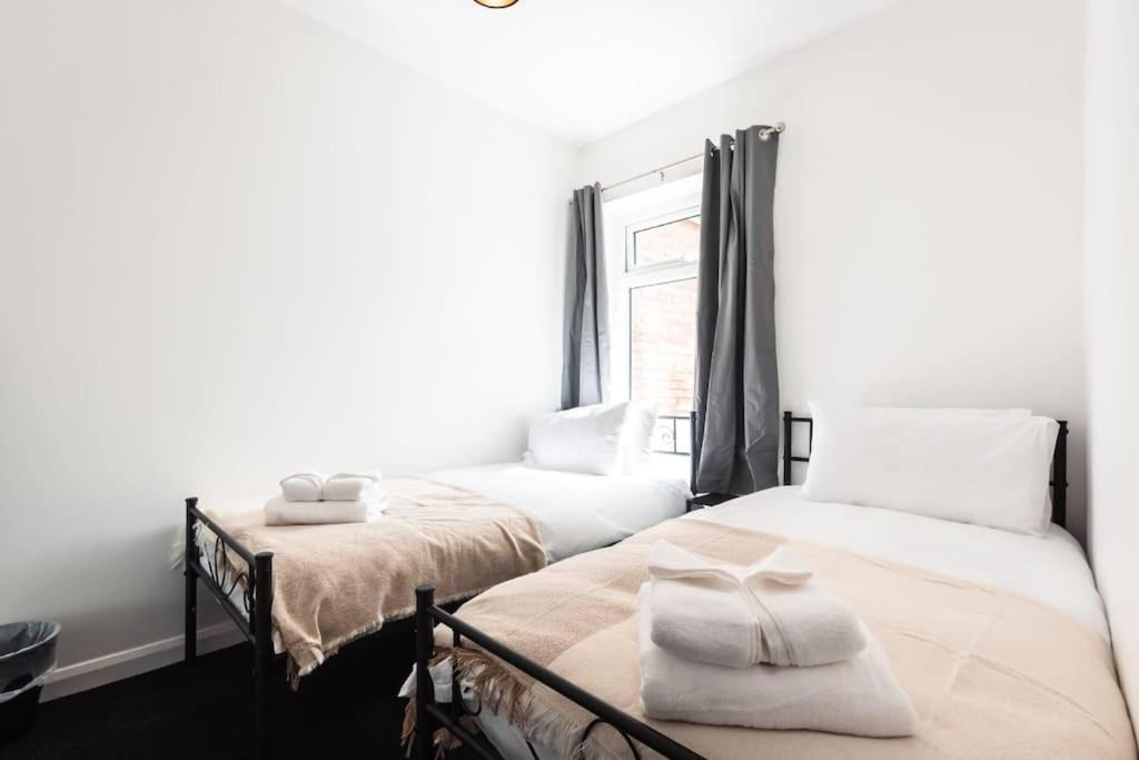 Modern House In Central Southampton With Private Off-Road Parking - Newly Refurbished - Great For Contractors, Friends & Families Holiday home Southampton