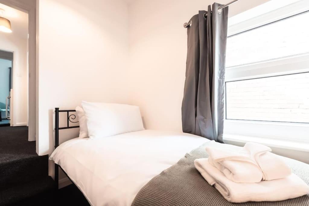 Modern House In Central Southampton With Private Off-Road Parking - Newly Refurbished - Great For Contractors, Friends & Families Holiday home Southampton