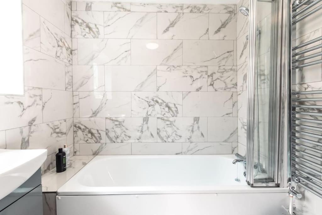 Modern House In Central Southampton With Private Off-Road Parking - Newly Refurbished - Great For Contractors, Friends & Families Holiday home Southampton
