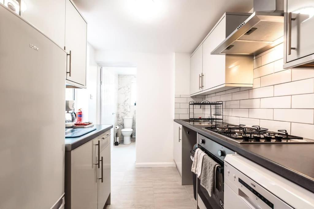 Modern House In Central Southampton With Private Off-Road Parking - Newly Refurbished - Great For Contractors, Friends & Families *