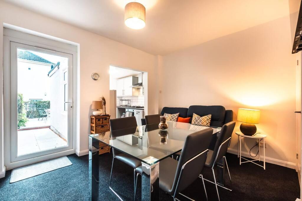 Modern House In Central Southampton With Private Off-Road Parking - Newly Refurbished - Great For Contractors, Friends & Families Holiday home Southampton