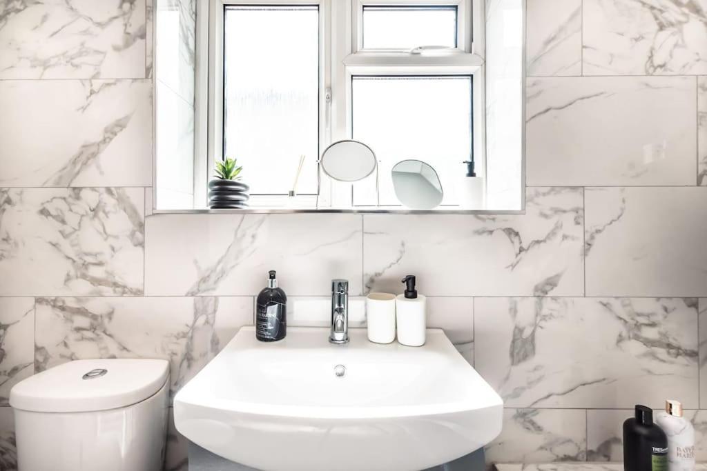 Modern House In Central Southampton With Private Off-Road Parking - Newly Refurbished - Great For Contractors, Friends & Families Holiday home Southampton