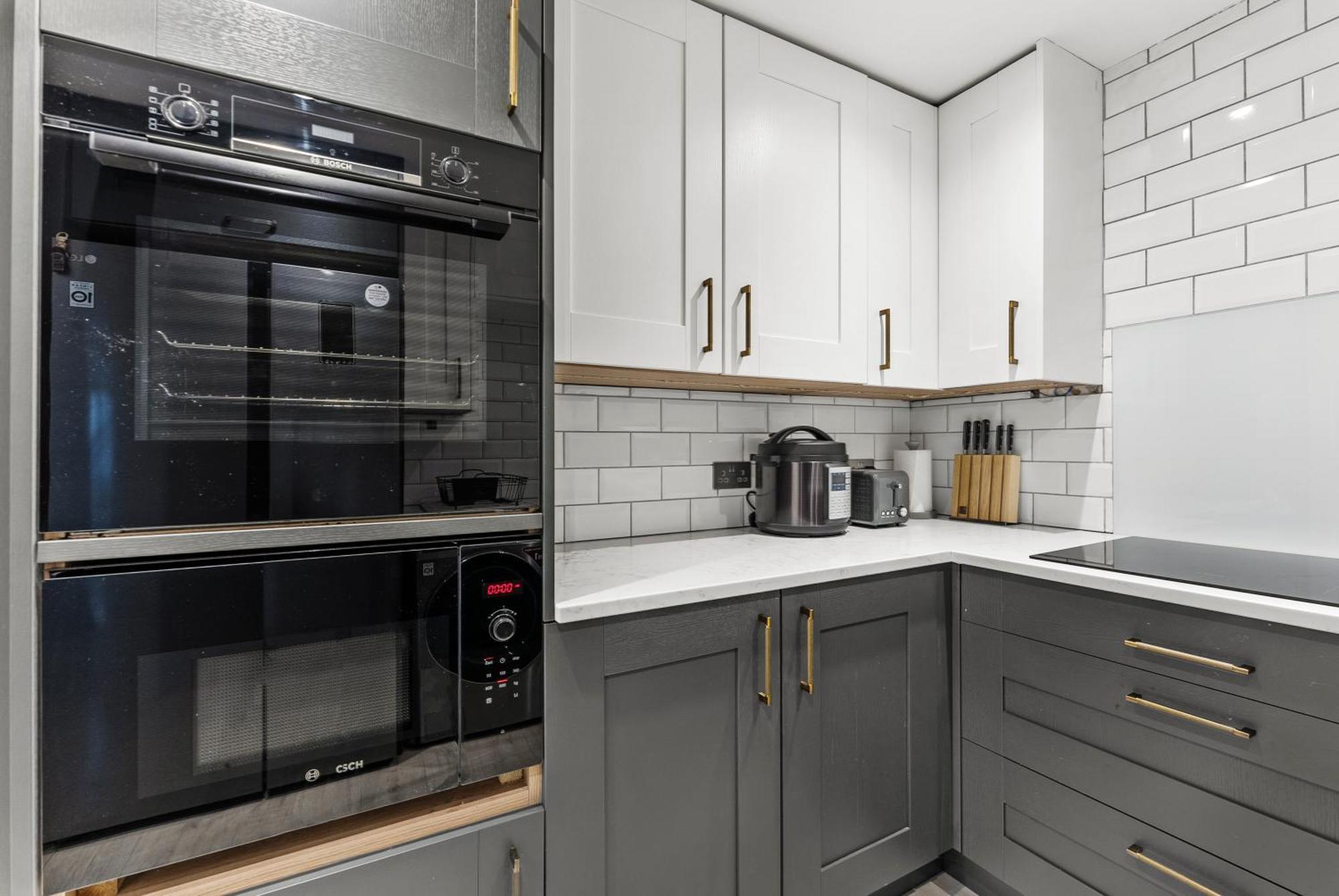 Stylish 2-Bedroom Retreat In Southampton Apartment *