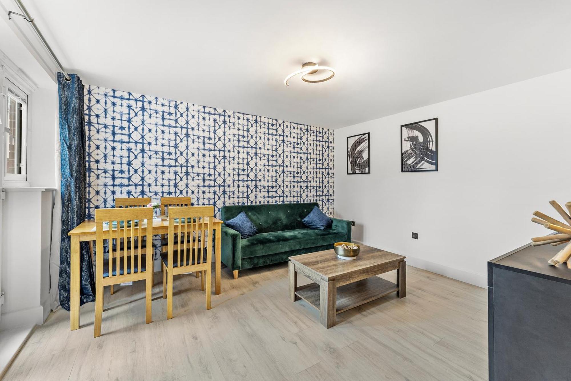 Stylish 2-Bedroom Retreat In Southampton Apartment *