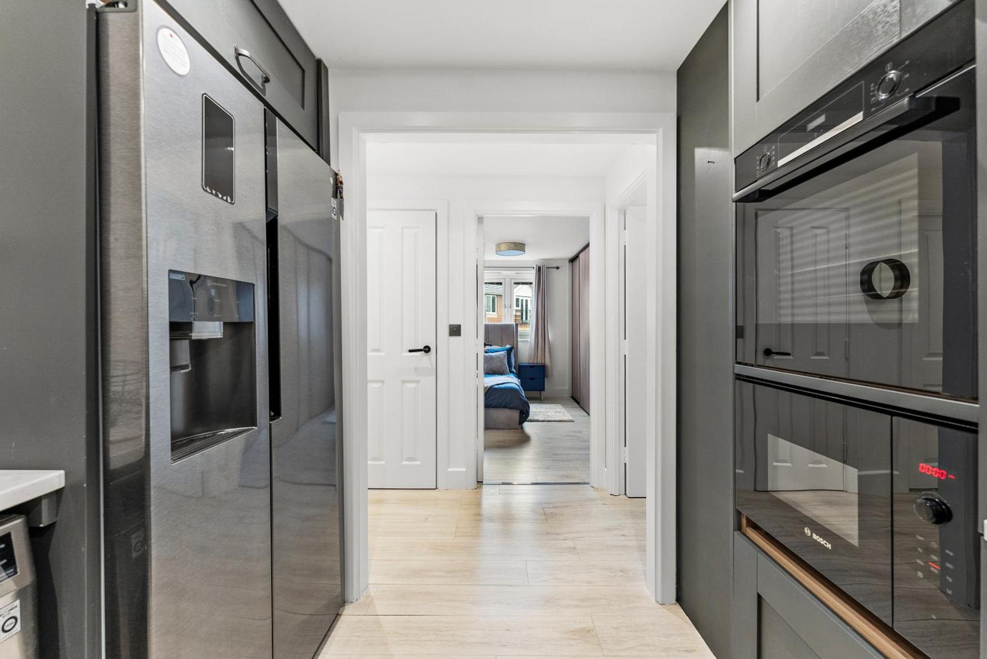 Stylish 2-Bedroom Retreat In Southampton Apartment *