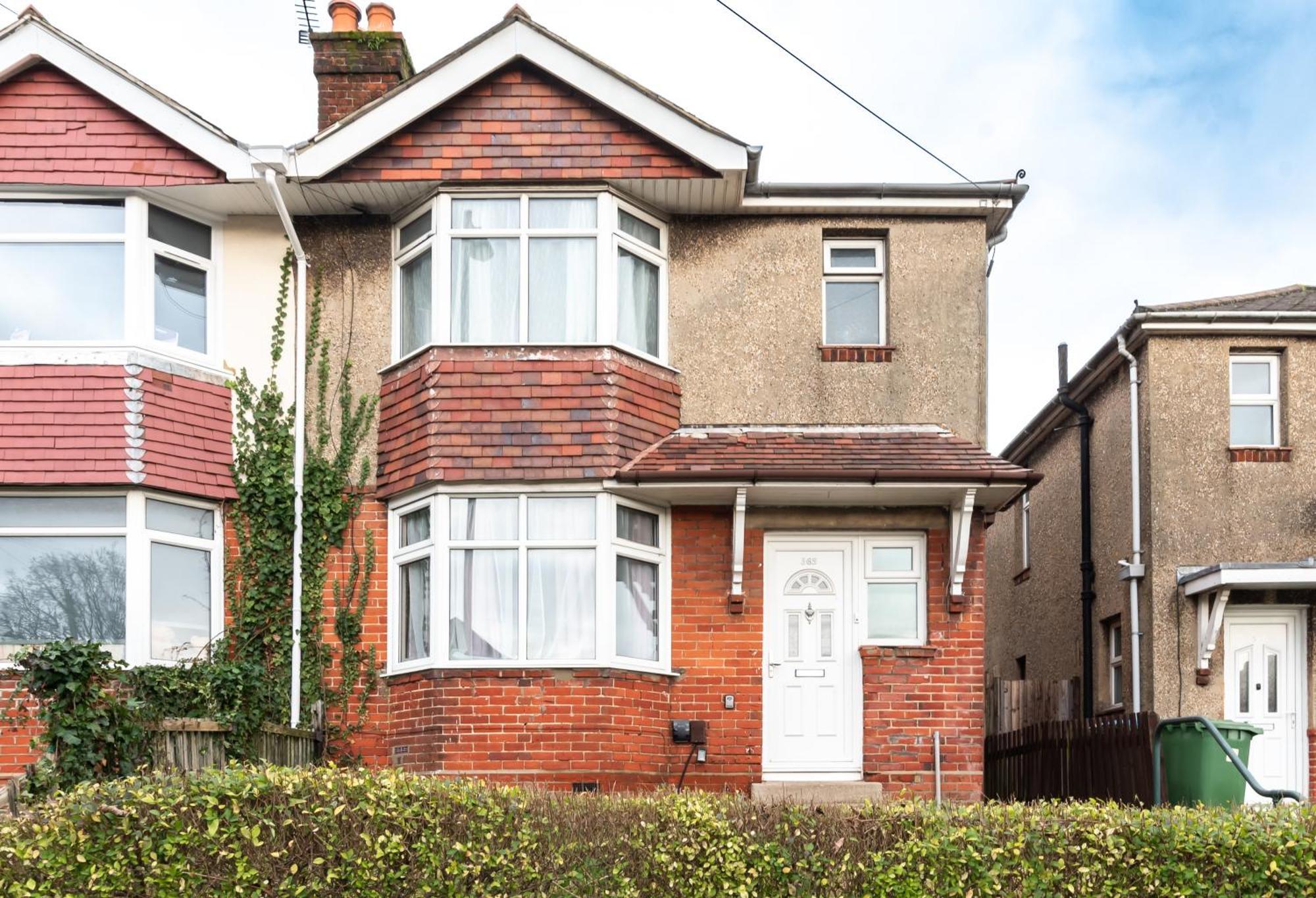 6 Beds In 4 Bedrooms House Southampton