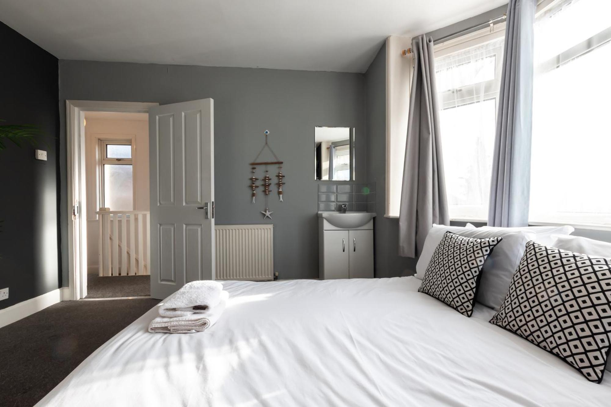 6 Beds In 4 Bedrooms House Southampton