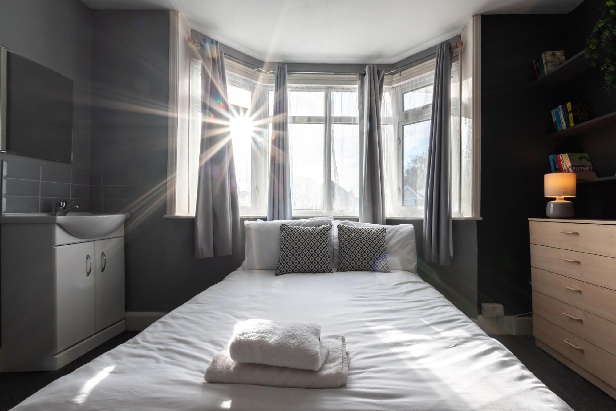 Holiday home 6 Beds In 4 Bedrooms House Southampton
