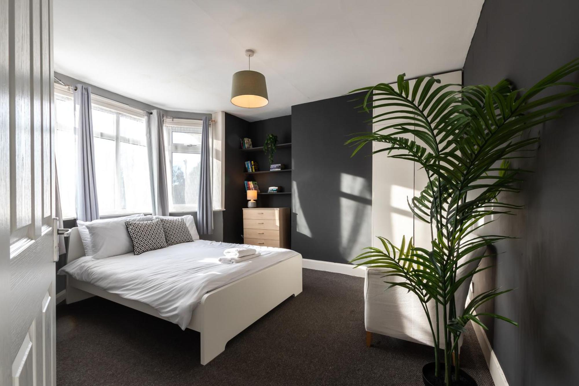 6 Beds In 4 Bedrooms House Southampton