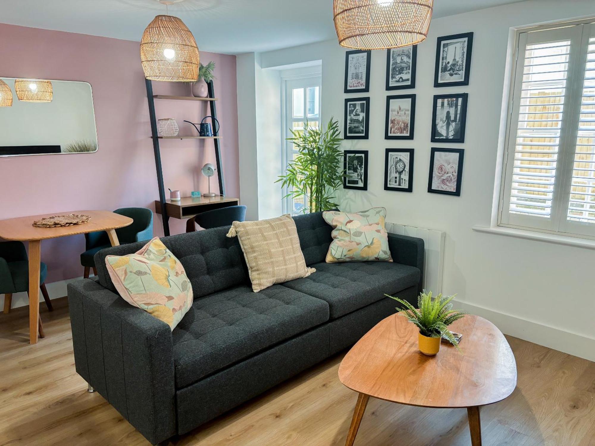 Regency Court- Free Evening Parking Apartment