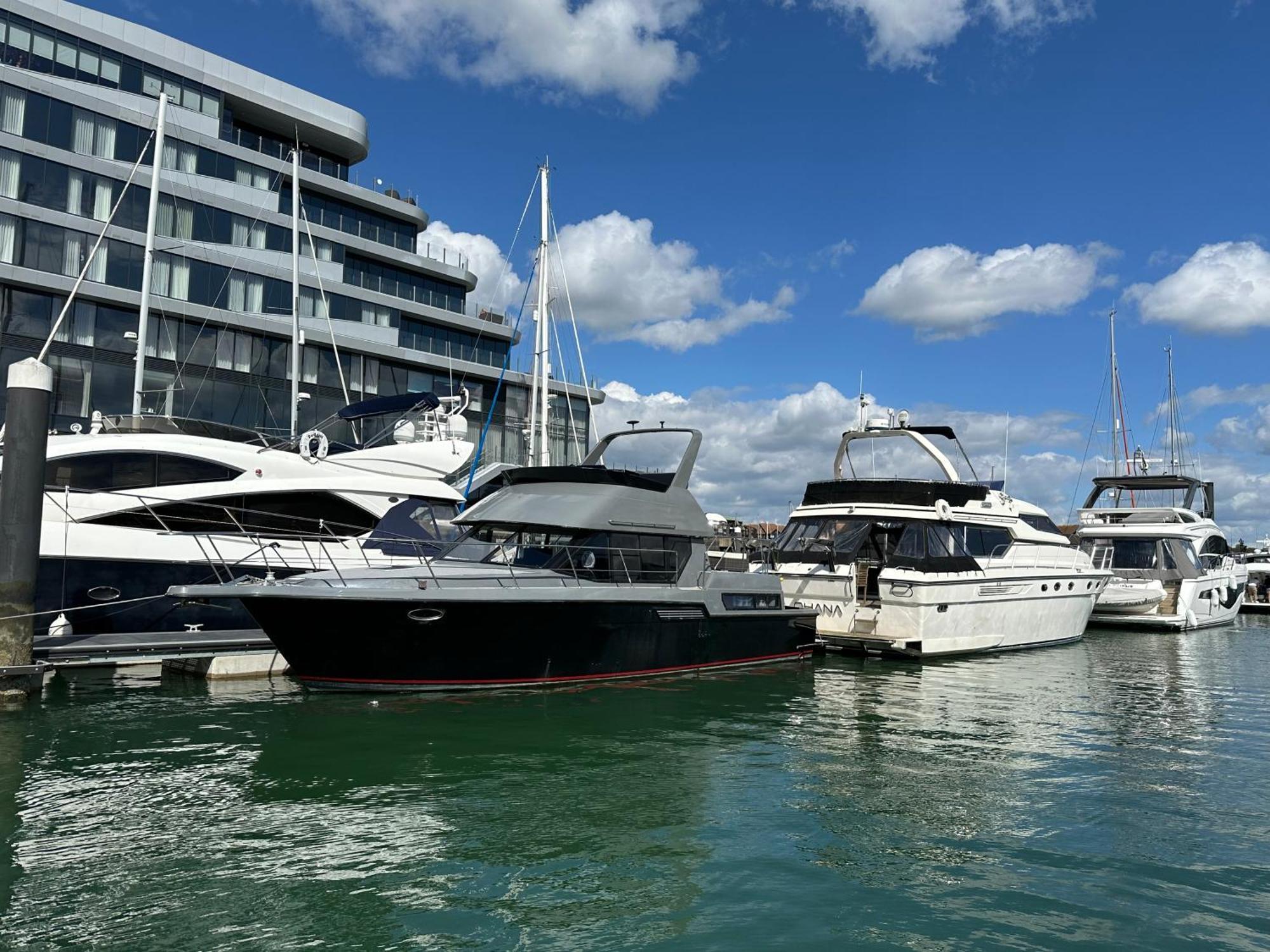 Yacht 