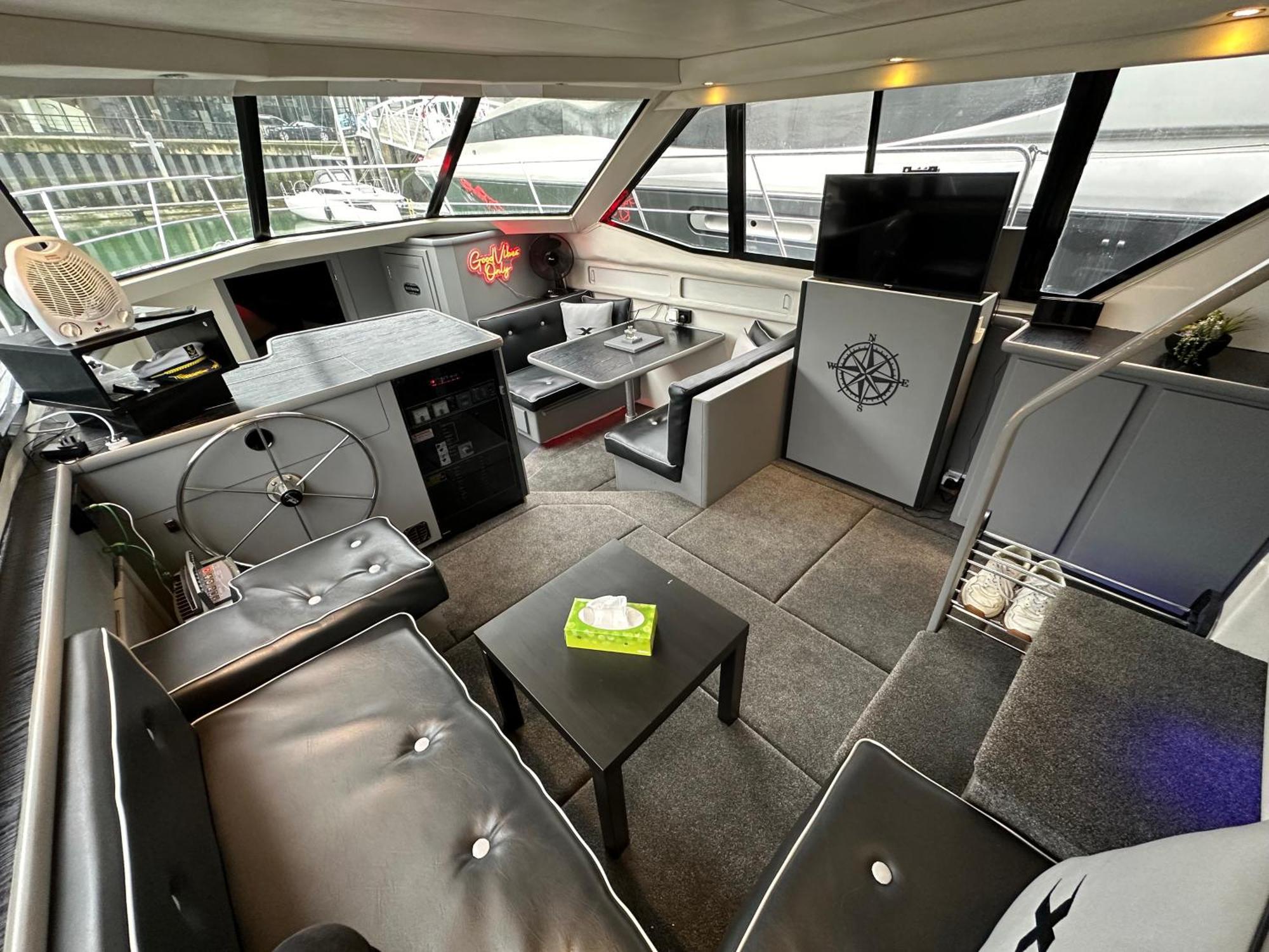 Botel Yacht 