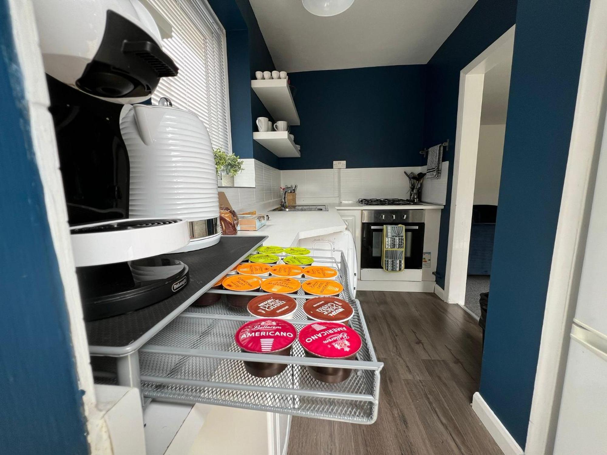 Apartment Peaceful Location With Free Parking For 2 Cars - Hosts Up To 4- Business Or Leisure Stays, Inc Hot-tub-netflix-complimentary Breakfast *