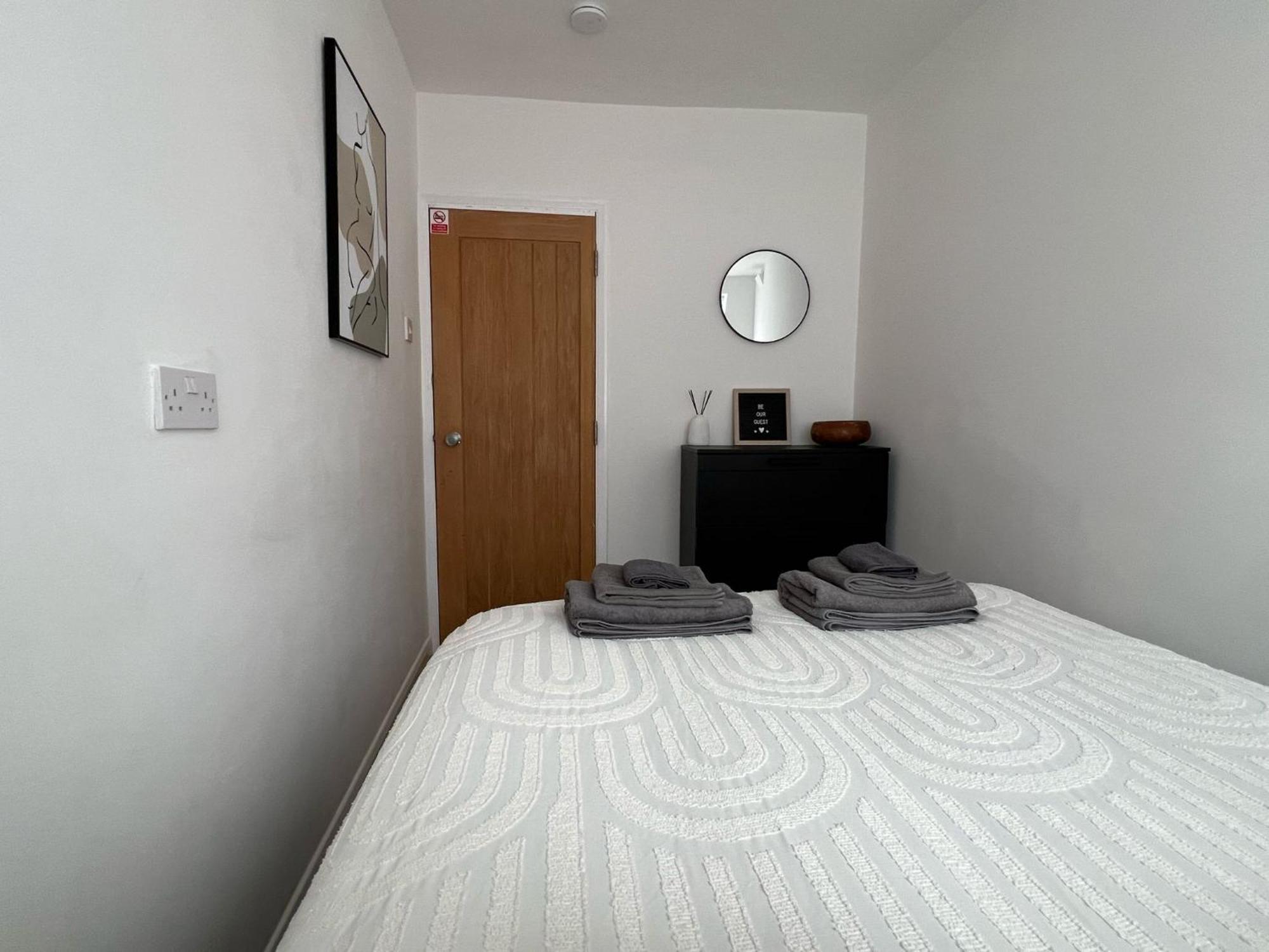 Apartment Peaceful Location With Free Parking For 2 Cars - Hosts Up To 4- Business Or Leisure Stays, Inc Hot-tub-netflix-complimentary Breakfast *
