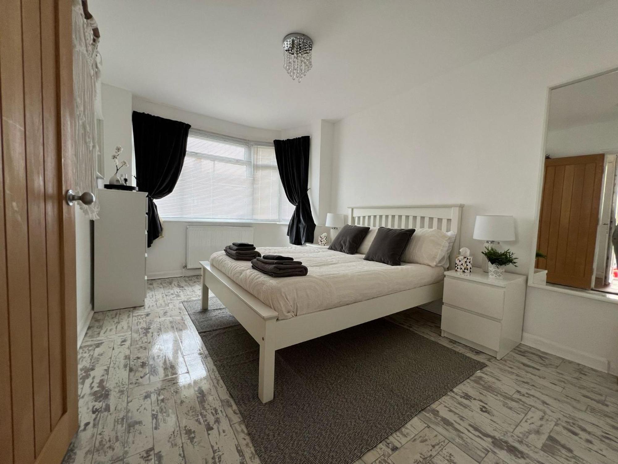 Peaceful Location With Free Parking For 2 Cars - Hosts Up To 4- Business Or Leisure Stays, Inc Hot-tub-netflix-complimentary Breakfast *