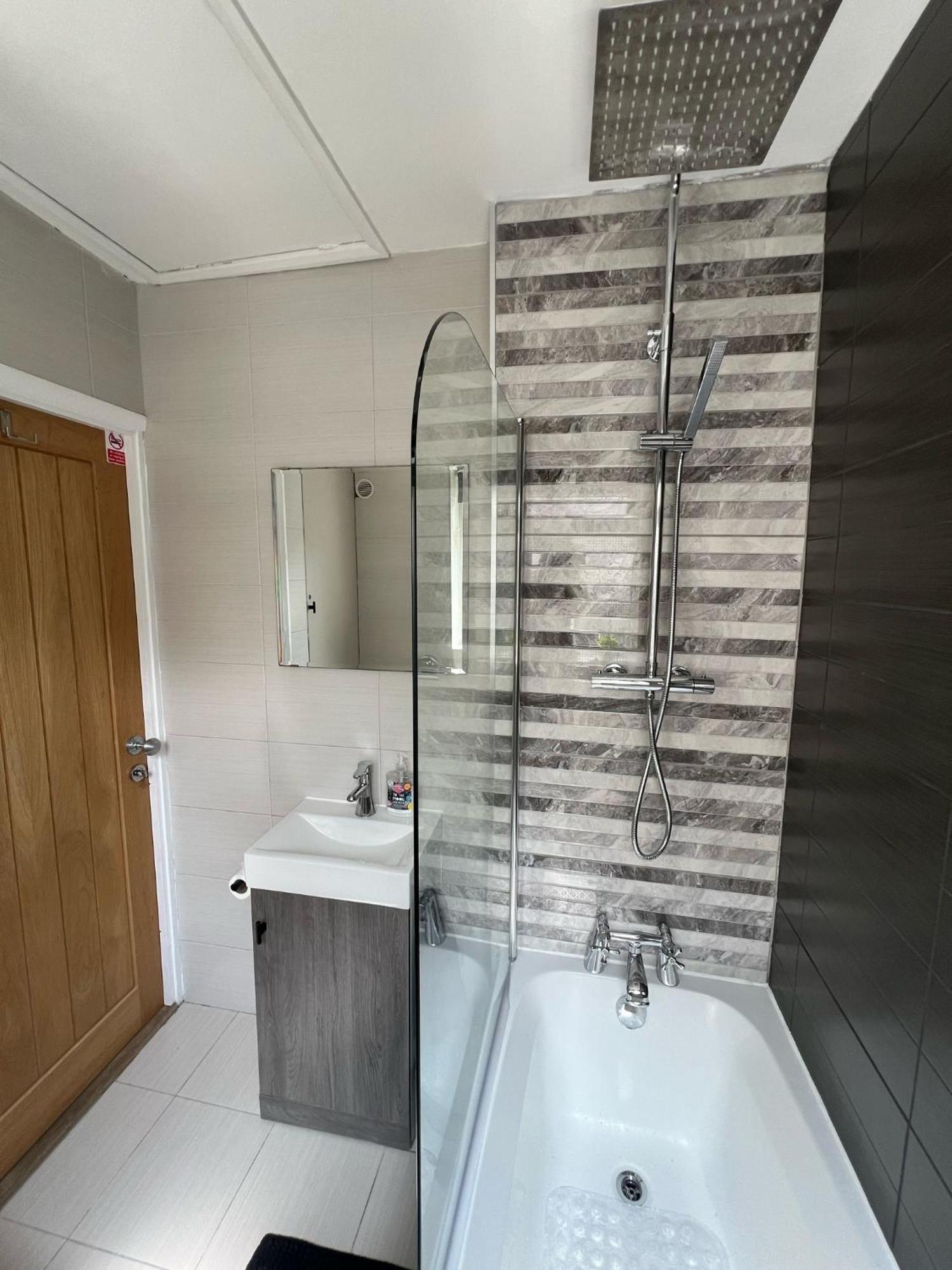 Peaceful Location With Free Parking For 2 Cars - Hosts Up To 4- Business Or Leisure Stays, Inc Hot-tub-netflix-complimentary Breakfast *
