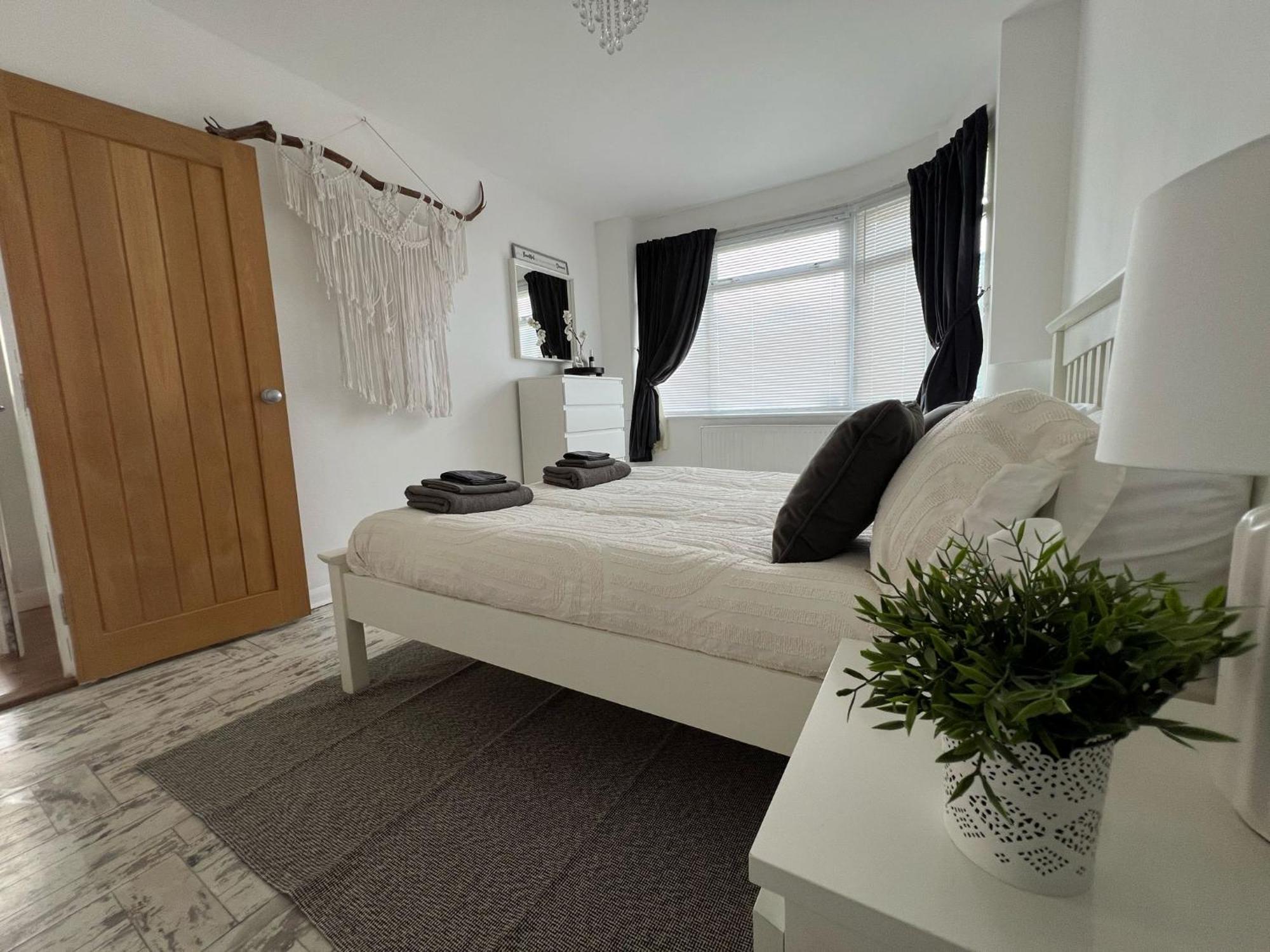 Peaceful Location With Free Parking For 2 Cars - Hosts Up To 4- Business Or Leisure Stays, Inc Hot-tub-netflix-complimentary Breakfast