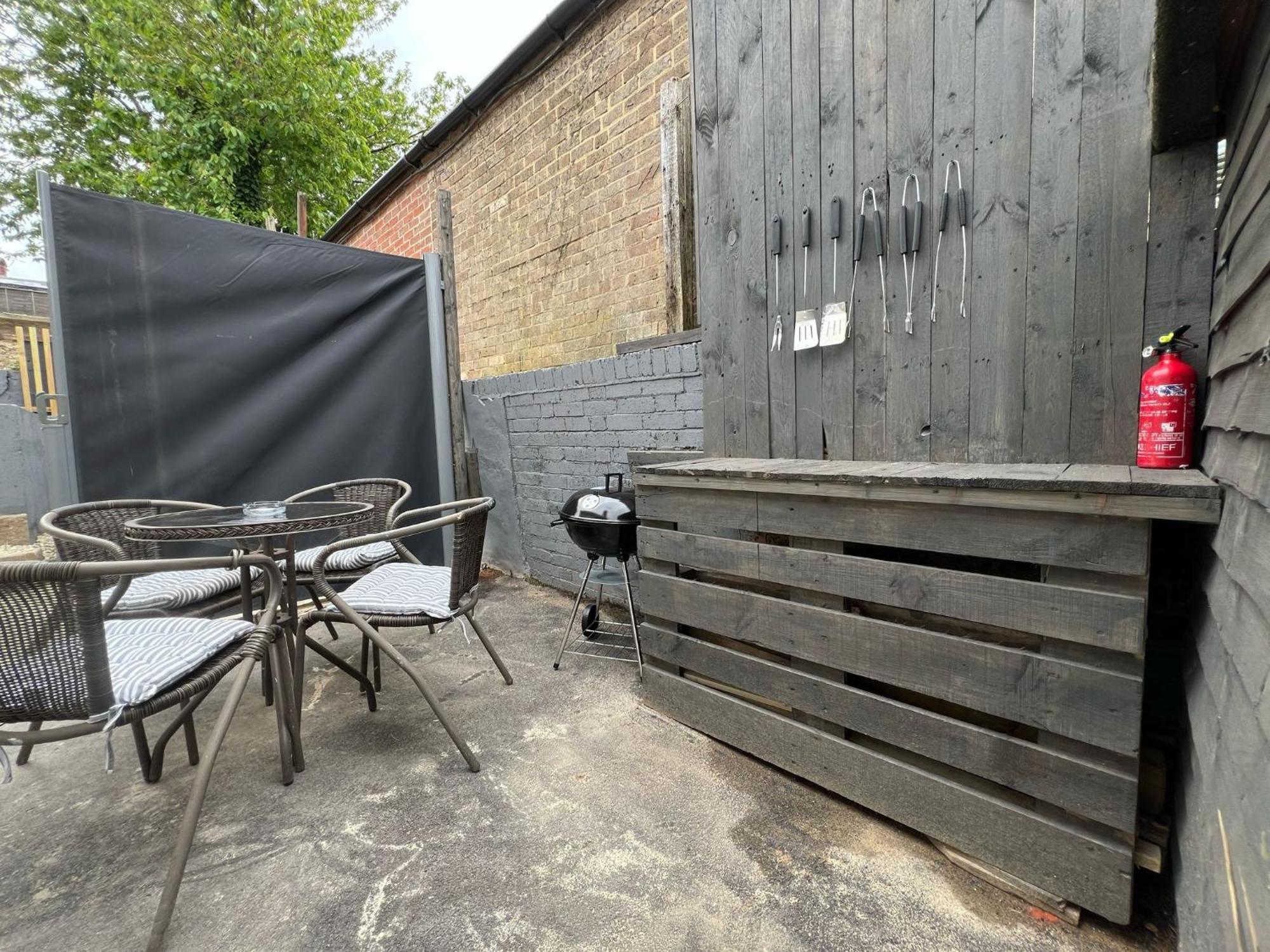 Peaceful Location With Free Parking For 2 Cars - Hosts Up To 4- Business Or Leisure Stays, Inc Hot-tub-netflix-complimentary Breakfast Apartment *