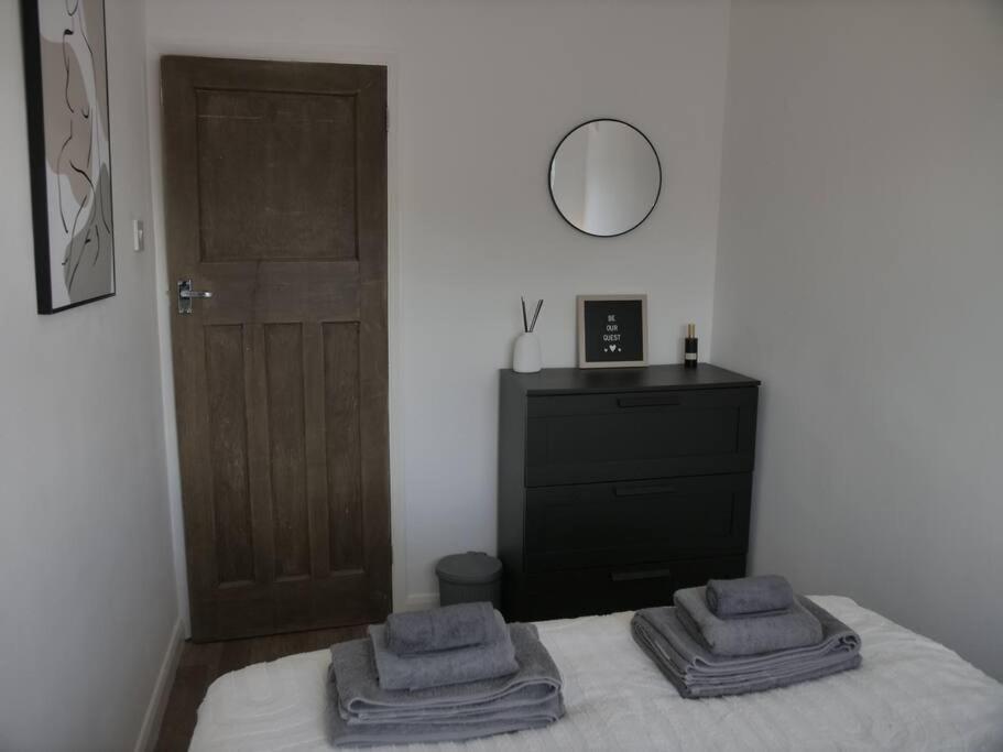 Peaceful Location With Free Parking For 2 Cars - Hosts Up To 4- Business Or Leisure Stays, Inc Hot-tub-netflix-complimentary Breakfast *