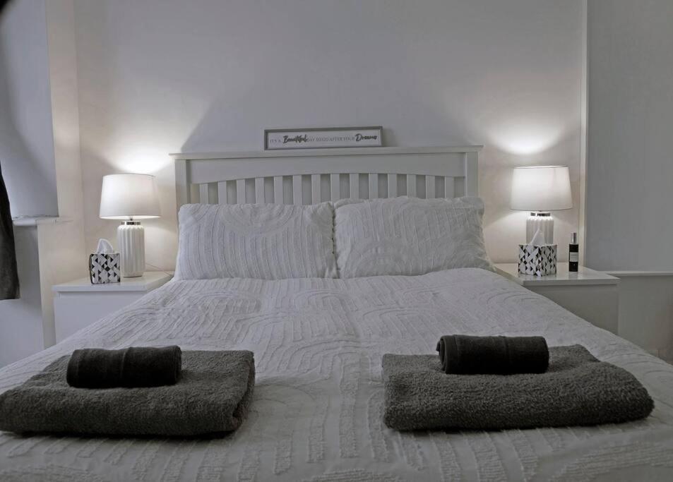 Peaceful Location With Free Parking For 2 Cars - Hosts Up To 4- Business Or Leisure Stays, Inc Hot-tub-netflix-complimentary Breakfast * Southampton