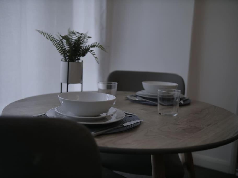 Peaceful Location With Free Parking For 2 Cars - Hosts Up To 4- Business Or Leisure Stays, Inc Hot-tub-netflix-complimentary Breakfast Apartment Southampton