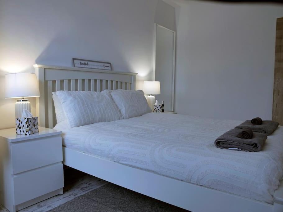 Peaceful Location With Free Parking For 2 Cars - Hosts Up To 4- Business Or Leisure Stays, Inc Hot-tub-netflix-complimentary Breakfast *