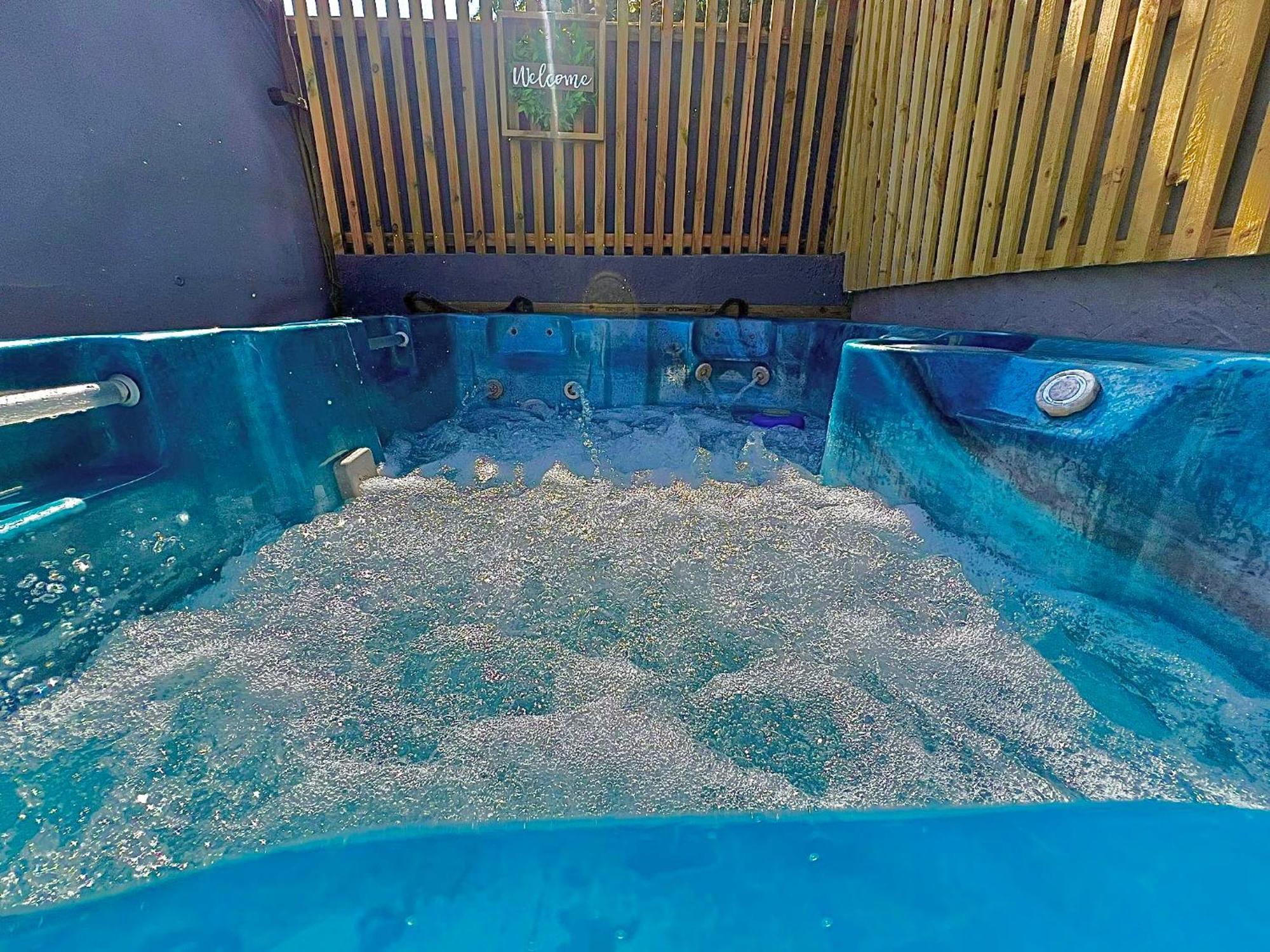 Peaceful Location With Free Parking For 2 Cars - Hosts Up To 4- Business Or Leisure Stays, Inc Hot-tub-netflix-complimentary Breakfast Southampton