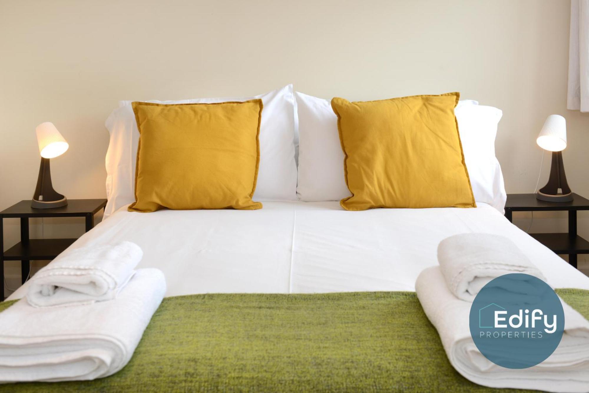 Centre Townhouse, Sleeps 8, Free Parking *