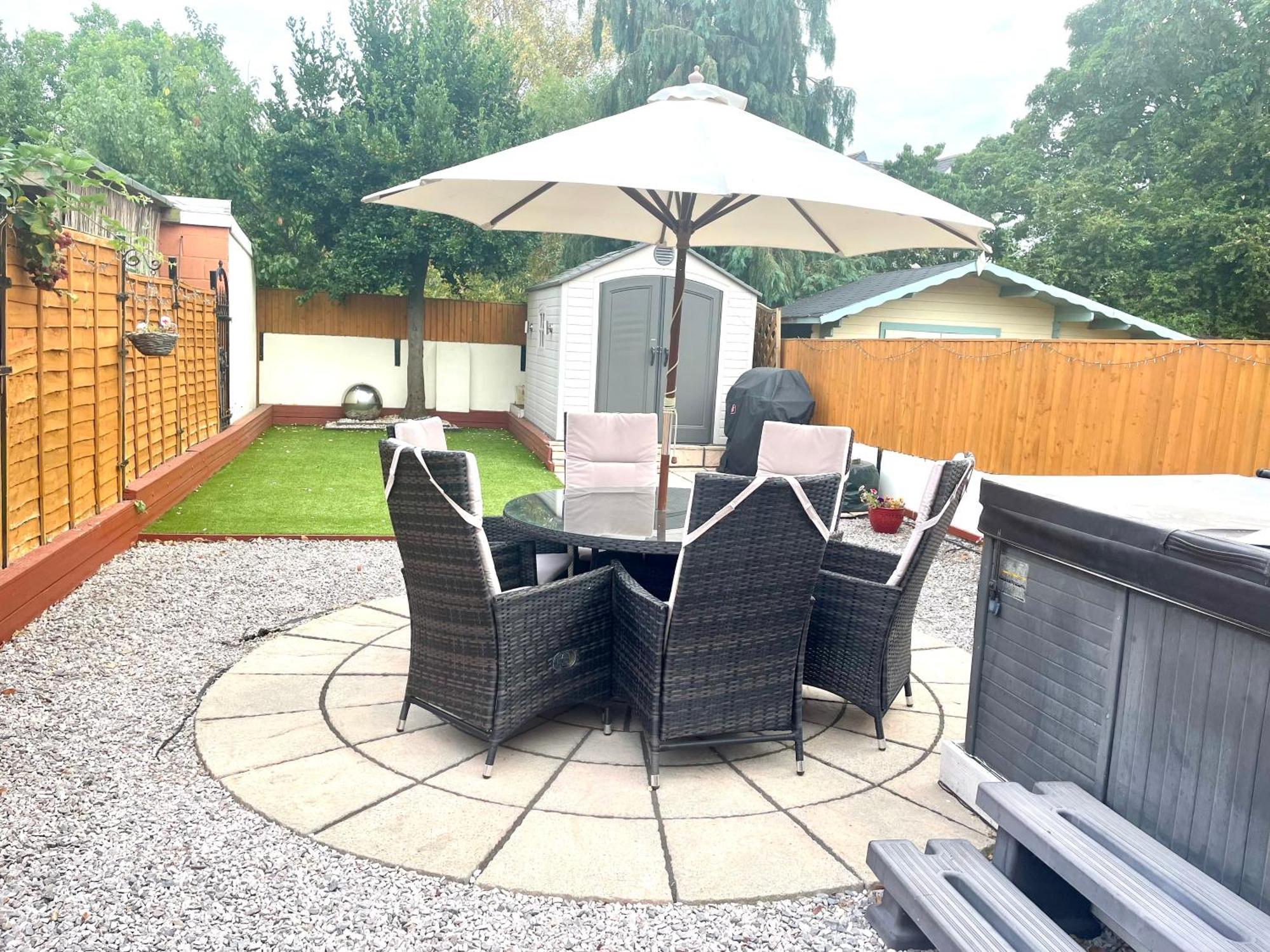 Stunning 1 Bedroom And Double Sofa Bed Near Train Station