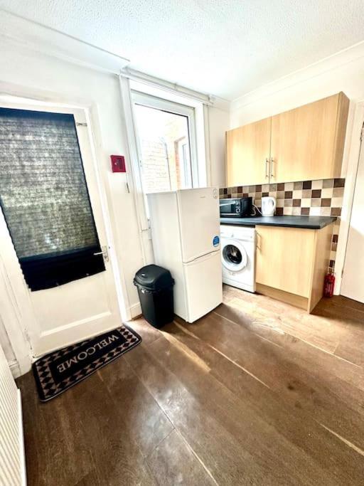 Apartment Four Bed House With Garden And Parking In The Centre *