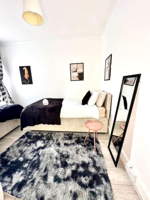 Four Bed House With Garden And Parking In The Centre *
