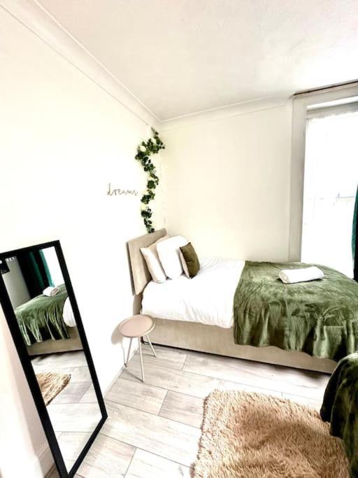 Four Bed House With Garden And Parking In The Centre *