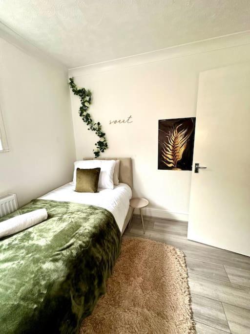 Four Bed House With Garden And Parking In The Centre