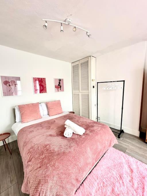 Apartment Four Bed House With Garden And Parking In The Centre *