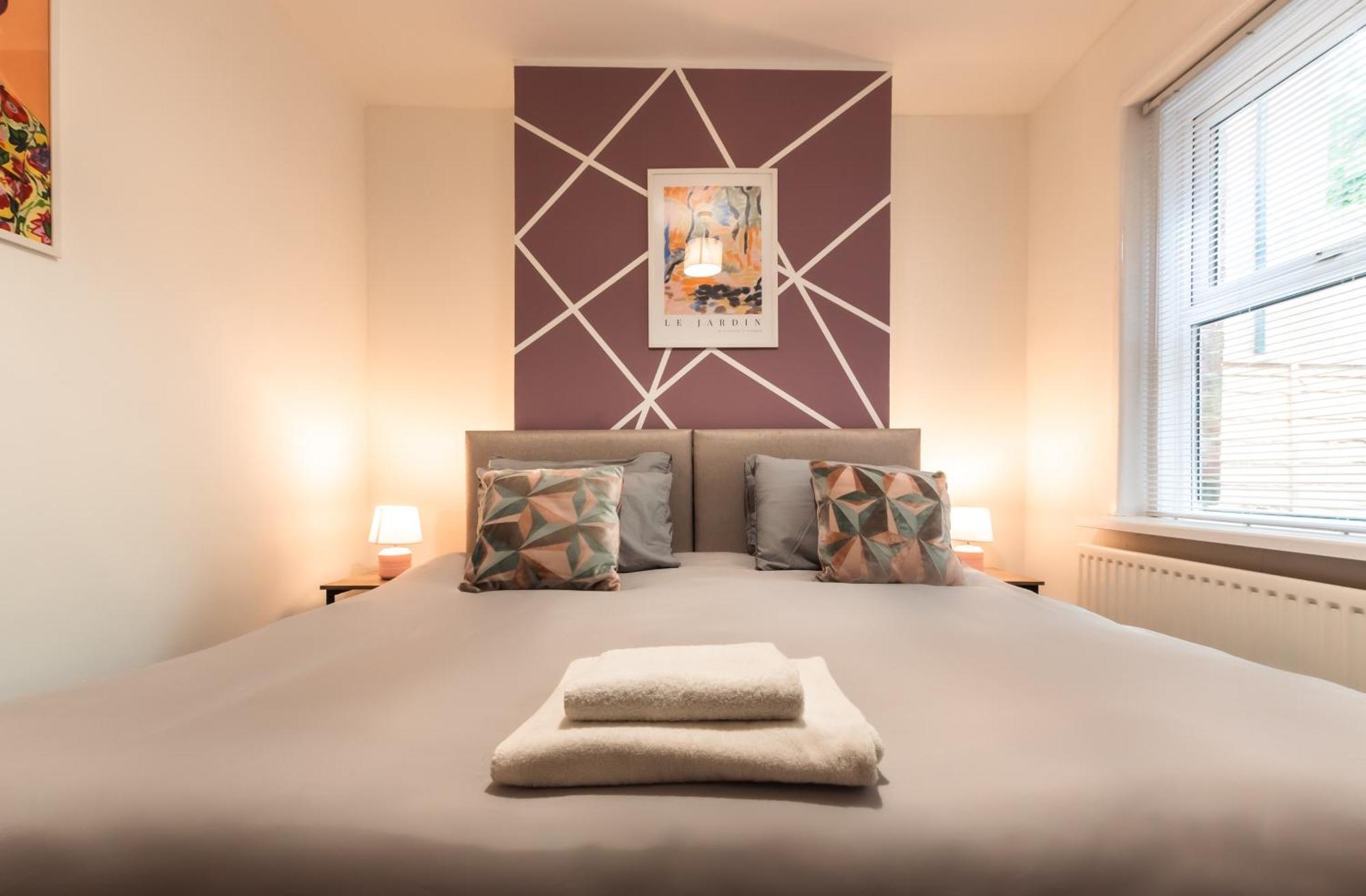 Casa de férias 4 Bedrooms, Sleeps 8, Long Term Disc, Driveway