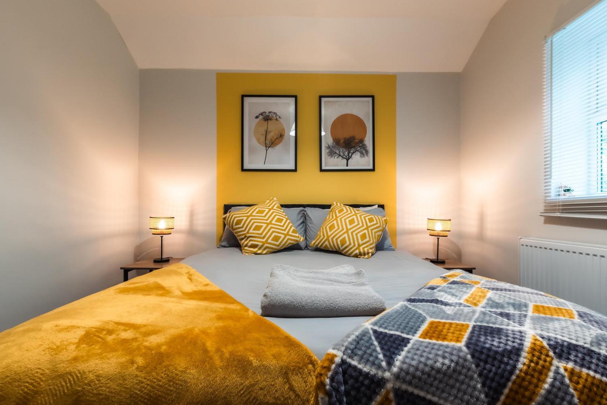 4 Bedrooms, Sleeps 8, Long Term Disc, Driveway Southampton