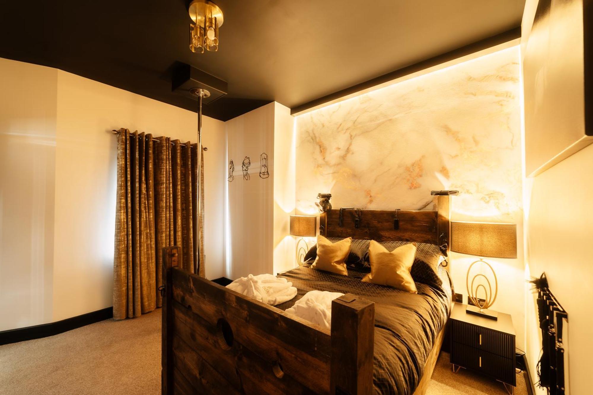 Casa Amor - Adult Only Pole Suite *