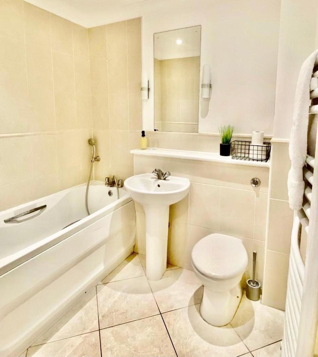 4 Beds 2 Bath Close To Gen-hospital Free Parking Apartment