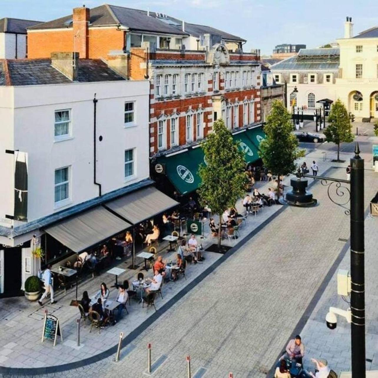Holiday home Centre Townhouse Sleeps 9 With Free Parking!