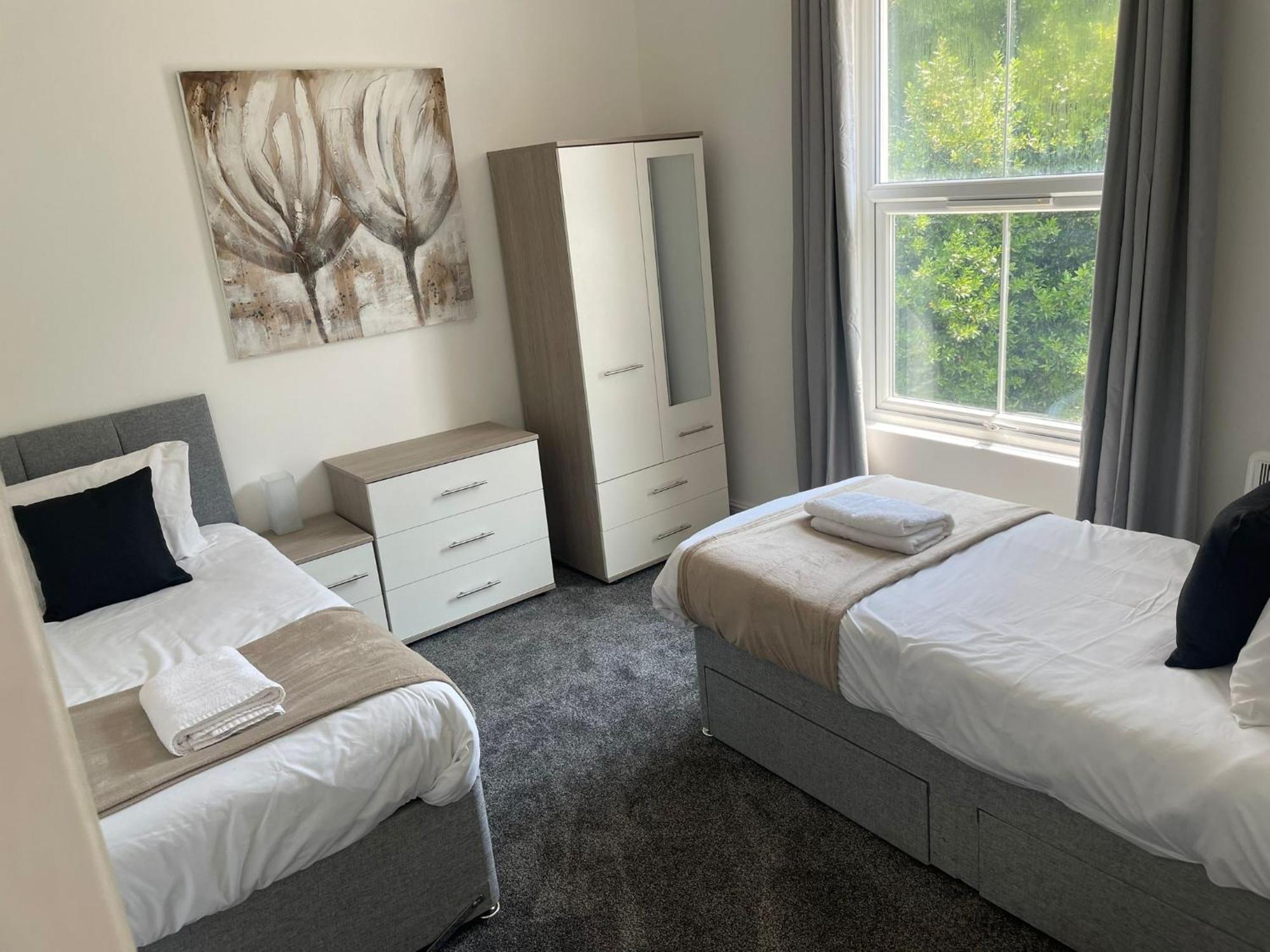 4 Bed House, 2 Bath With Large Garden And Free Parking - Sleeps 8 Apartment *