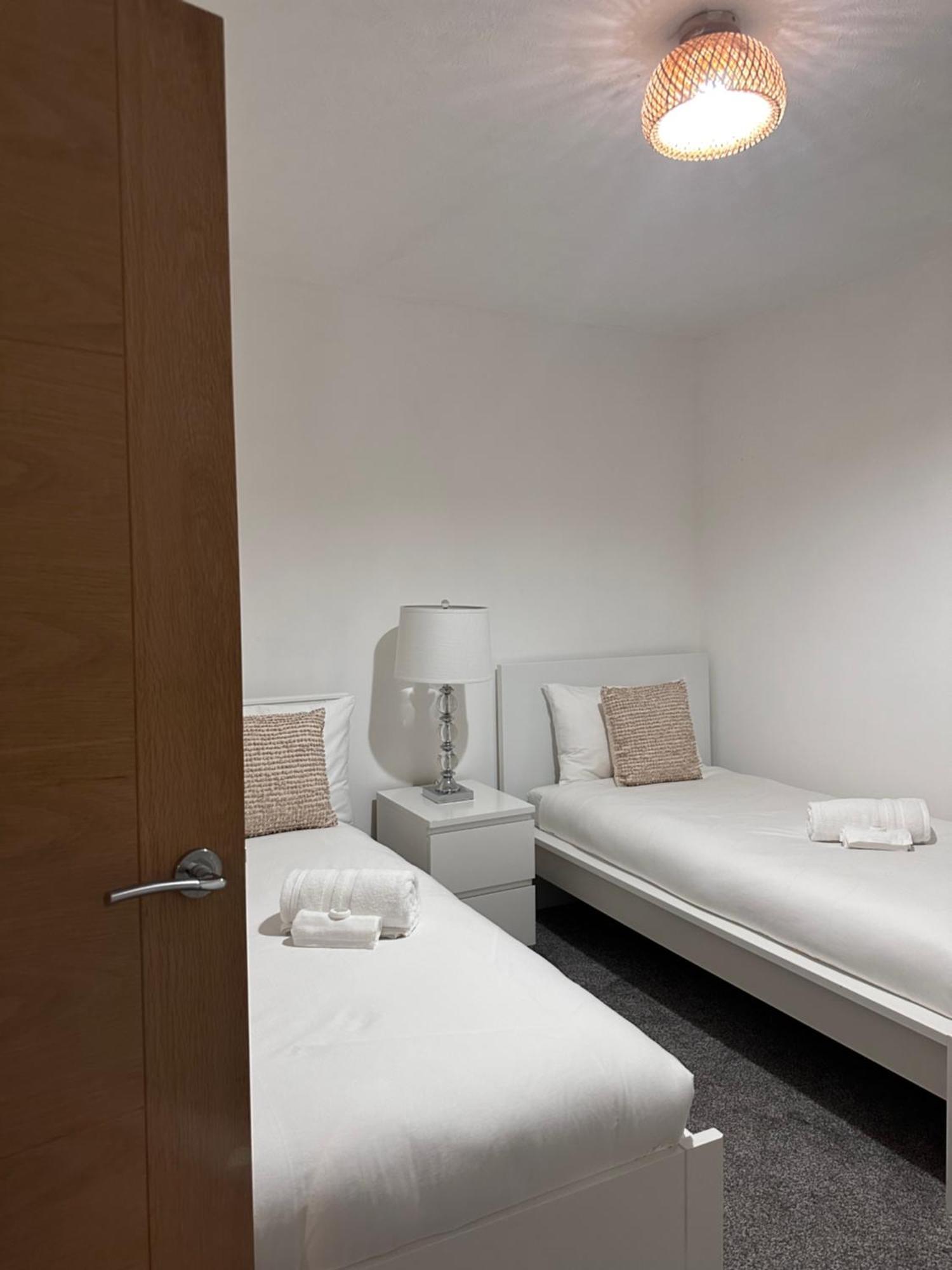 Ocean Village Marina 2 Bedroom With Balcony! Southampton